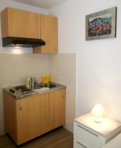 Кухня или мини-кухня в Apartment Vrančić
