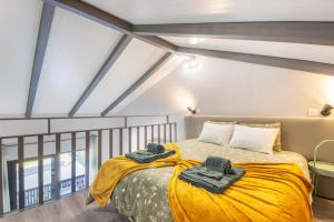 a bedroom with a bed with two towels on it at Olive Studios in Campo de Arca +37 photos