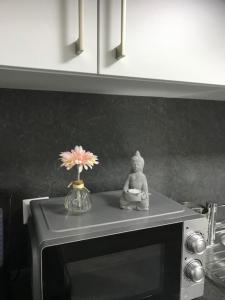 a vase of flowers sitting on top of a microwave at H4 Erdgeschoss in Nellingen +1 photo