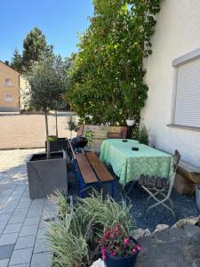 a patio with a table and a tree in a yard at H4 Erdgeschoss in Nellingen