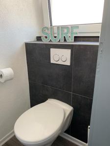 a bathroom with a toilet and a sign that reads sun at H4 Erdgeschoss in Nellingen