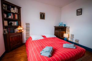 a bedroom with a bed with two towels on it at Chambre privative Dives Cabourg in Dives-sur-Mer