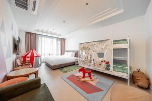 ein Wohnzimmer mit einem Schlafzimmer mit einem Bett und einem Zimmer in der Unterkunft Koreana Hotel in Seoul + 65 Fotos