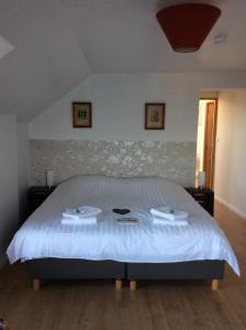 Un pat sau paturi într-o cameră la Auberge du Vieux Puits