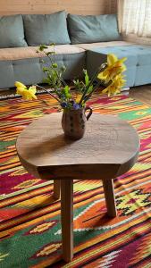 a vase with flowers on a table in a living room at Breb 220D in Breb