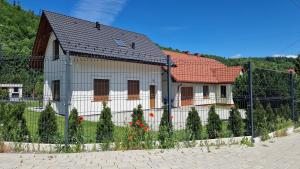 a house with a fence in front of it at Noclegi pod Klimczokiem in Bystra