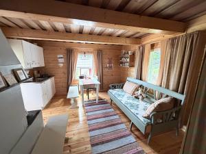 ein Wohnzimmer mit Sofa und Tisch in der Unterkunft Metsäpirtti in Kolinkylä