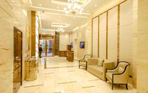 eine Lobby mit Stühlen und einem Sofa in einem Gebäude in der Unterkunft Royal Dragon Hotel in Macau