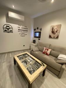 a living room with a couch and a coffee table at AniCa III De Cine in Tomelloso