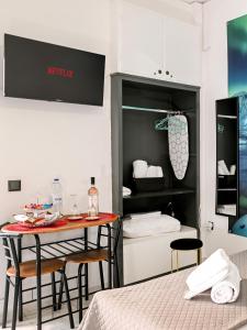 a room with a bed and a table and chairs at Le Bel Appartement D'Antigoni in Alexandroupoli