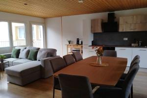 a living room with a table and a couch at 20 Min nach Interlaken in Frutigen
