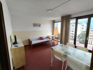 a living room with a bed and a table and a room at Lamoga Ona in Torredembarra