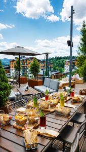 a wooden table with food on top of a roof at Apartel Skhidnytsya in Skhidnitsa
