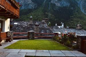 a view of a house with a garden and a mountain at La Maison de Nocent in Pré-Saint-Didier