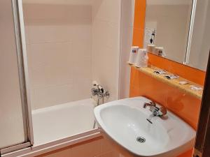 ein Badezimmer mit Waschbecken, Dusche und Badewanne in der Unterkunft Hotel Herbiña 3000 in Cambados