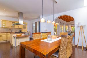 a kitchen and dining room with a wooden table at Ca na Margalida in Manacor