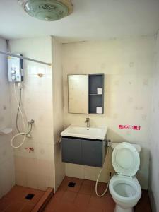 a bathroom with a toilet and a sink and a shower at Hotel Soni Mansion Pratunam in Bangkok +48 photos