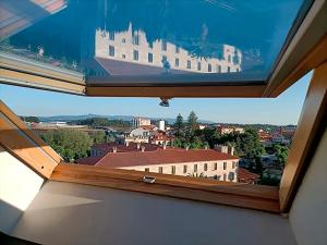 Blick auf ein Gebäude aus einem Fenster in einem Gebäude in der Unterkunft Hotel Herbiña 3000 in Cambados