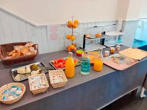 ein Buffet mit Speisen und Flaschen Orangensaft in der Unterkunft Hotel Herbiña 3000 in Cambados