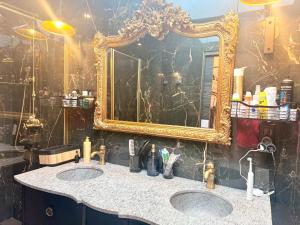 a bathroom with two sinks and a mirror at Chambre d'hôte à Sieck in Santec