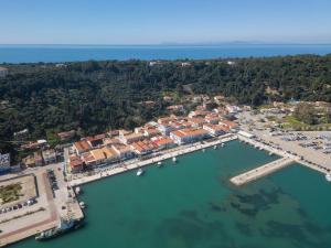 eine Luftaufnahme eines Hafens mit Booten im Wasser in der Unterkunft Corali 2 - Coastal Retreat in Katakolo + 53 Fotos