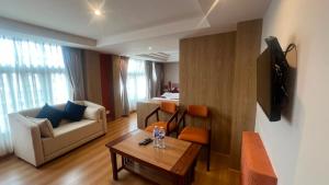 ein Wohnzimmer mit Sofa und Tisch in der Unterkunft Hotel Yambu kathmandu in Kathmandu