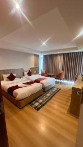 ein Schlafzimmer mit einem großen Bett in einem Zimmer in der Unterkunft Hotel Yambu kathmandu in Kathmandu + 145 Fotos