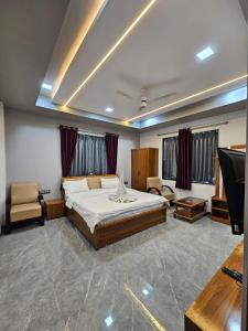 a bedroom with a bed and a flat screen tv at Hotel Pooja Inn Pandharpur in Pandharpur