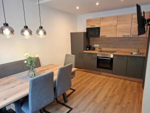 a kitchen and dining room with a wooden table and chairs at Ferienhaus Gebetsberger in Spitz
