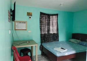 a small room with a small table and a bed at Monique Beach Resort by Hiverooms in Carmen