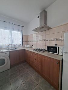 a kitchen with a stove and a microwave at APARTAMENTO SOL PLAYA in Punta Mujeres +1 photo