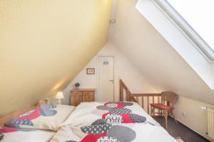 a bedroom with a bed in a attic at Ferienwohnungen zur Eule - Steinkauz in Clausdorf