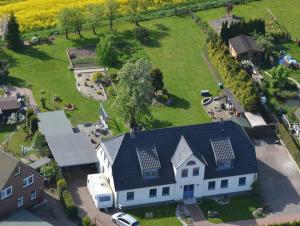 an aerial view of a house with a large yard at Ferienwohnungen zur Eule - Steinkauz in Clausdorf