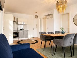 a kitchen and dining room with a table and chairs at URBAN FLATS Berlin in Berlin