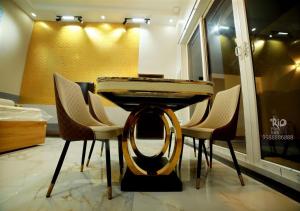 a table and chairs in a room with a mirror at RIO POOL VILLAS in Chīrāla