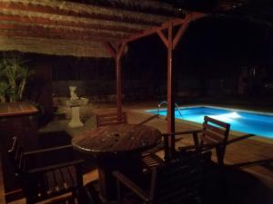 Bazén v ubytování Holiday Home Cardona nebo v jeho okolí