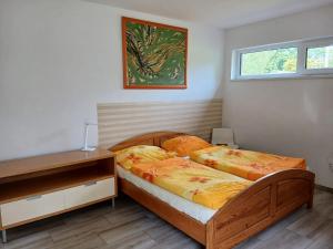 a bedroom with two beds and a window at Bungalov v Krásné Lípě in Krásná Lípa