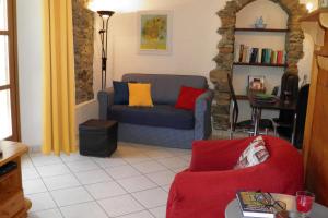 a living room with a couch and a chair at Amarone Classica in Gravedona