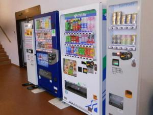 um par de máquinas de venda automática numa loja em Nikko Station Hotel Classic em Nikko