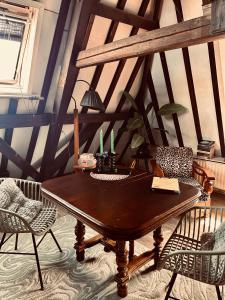 a room with a wooden table and two chairs at Slapen bij Café de Concurrent in Vlissingen