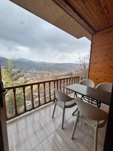 a patio with a table and chairs on a balcony at Ertunç Turizm in Kahramanmaraş