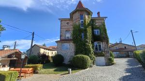 an old house with ivy on the side of it at Pierres et souvenirs in Usson-en-Forez