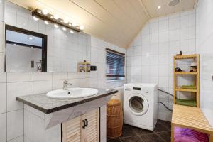 a bathroom with a sink and a washing machine at Ferienwohnung Hundefreundlich 70 qm in Barth