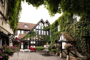 an ivy covered building with a table and chairs at Best Western Red Lion Hotel in Salisbury +94 photos