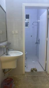 a white bathroom with a sink and a shower at شقة فاخرة بغرفتين نوم وصالة ومجلس in Abha