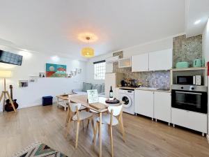 a kitchen and dining room with a table and chairs at Casa Vereda Ponta Delgada, S Miguel in Ponta Delgada