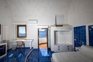 a bedroom with a bed and a desk and a chair at Le Suite dei Pescatori in Praiano