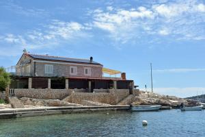 a house on the shore of a body of water at Dalmatino 3 Rukavac Vis in Rukavac