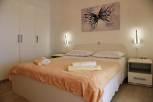 a bedroom with a bed with two towels on it at Dalmatino 3 Rukavac Vis in Rukavac