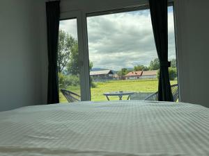 ein Schlafzimmer mit Bett und Blick auf einen Hof in der Unterkunft Tiny House ROA in Recea